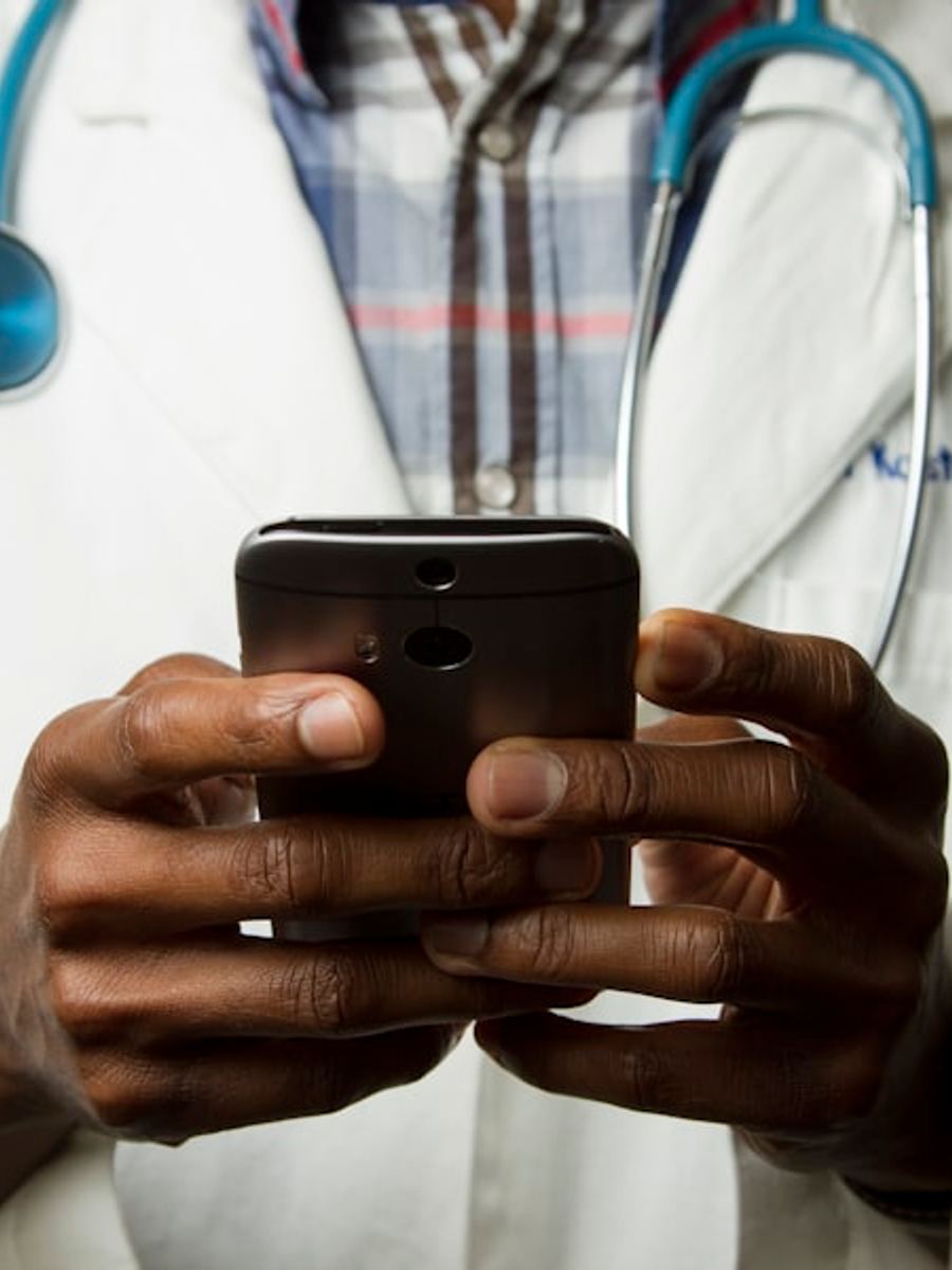 Equipamiento médico en entorno clínico